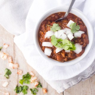 Easy 6-Ingredient Chili via GalMeetsFood.com | An easy chili you can throw together for a chili Fall or Winter dinner or pop in the slow cooker for Game Day! #chili #recipes