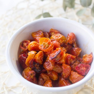 Easy Slow Roasted Tomatoes... you can make them ahead and add them to just about any dish! #tomato #recipes